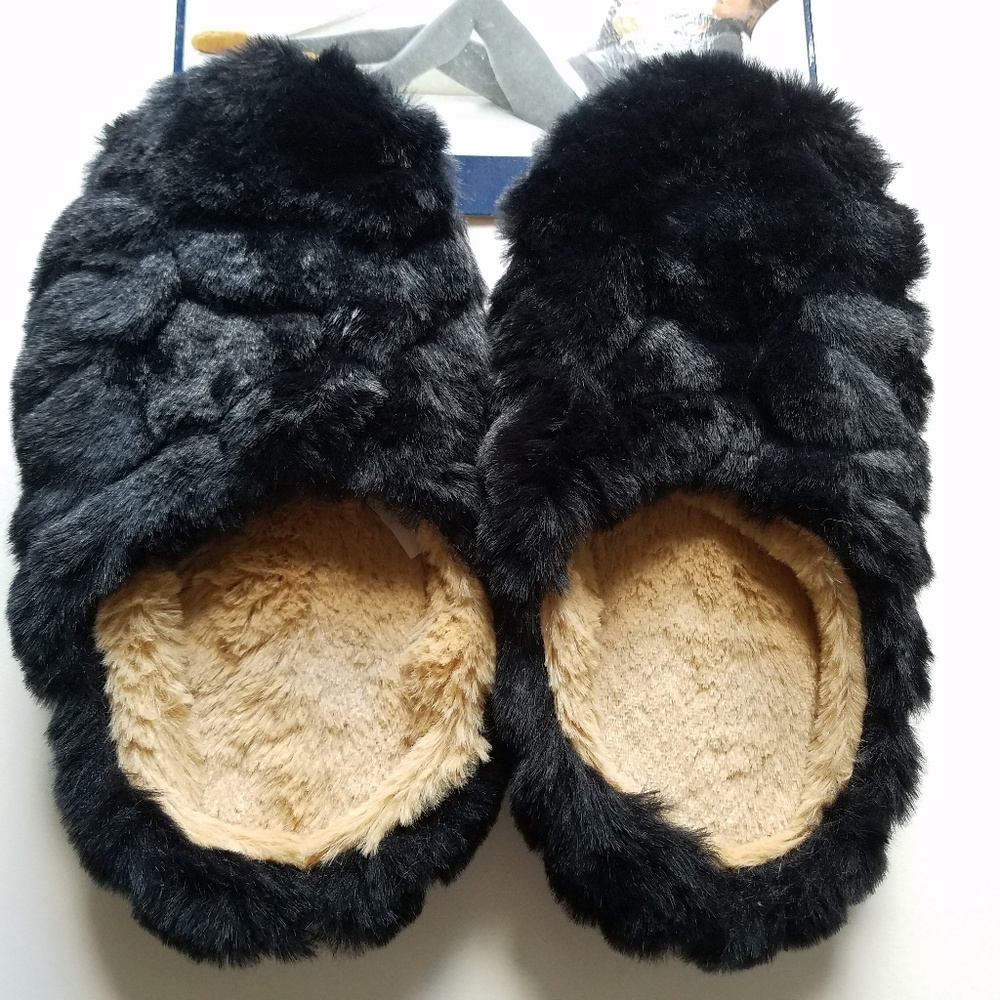 Chill Chasers black/tan faux furr bedroom slippers